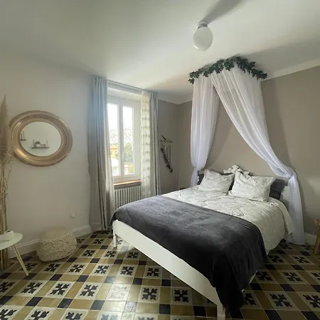 Les Volets Verts Bed & Breakfast