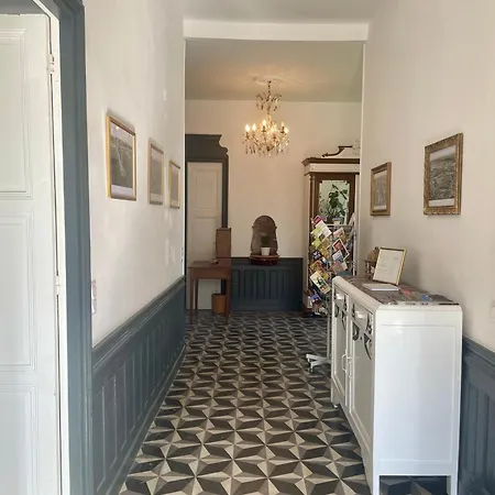 Les Volets Verts Bed & Breakfast *